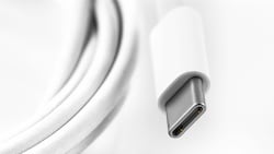 USB-C ist bei Android-Smartphones bereits weit verbreitet, Apple setzt bei seinen iPhones aber noch immer auf den proprietären Lightning-Anschluss. (Bild: stock.adobe.com)