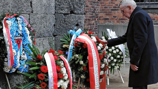 Bundespräsident Van der Bellen gedenkt gemeinsam mit Überlebenden der Opfer im KZ-Auschwitz. (Bild: ASSOCIATED PRESS)