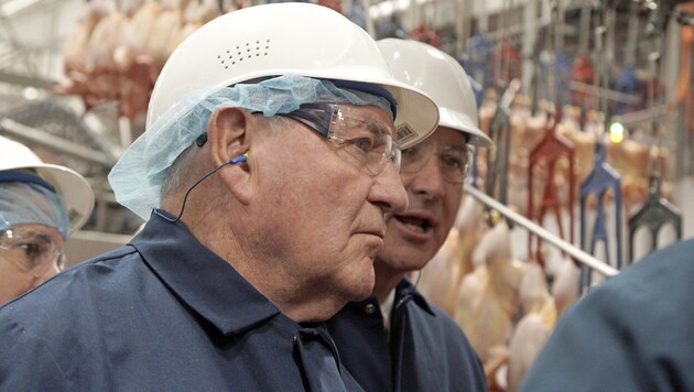 US-Landwirtschaftsminister Sonny Perdue während der Besichtigung einer Geflügelfabrik in Fremont, Nebraska (Bild: AP)