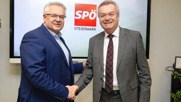 Gratulation von SPÖ-Geschäftsführer Günter Pirker (li.) an den neuen Parteichef Anton Lang. (Bild: Juergen Radspieler)