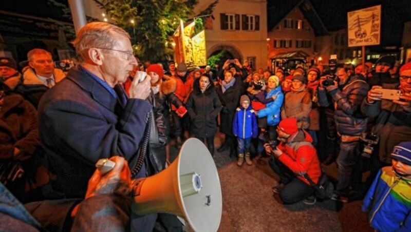 300 Demonstranten stellten am Montag Landeshauptmann Wilfried Haslauer (li.) zur Rede. (Bild: Markus Tschepp)