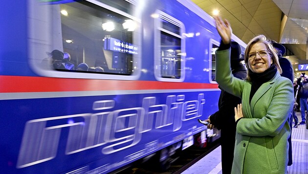 Gerne auf Schiene: Verkehrsministerin Leonore Gewessler (Grüne) im Rahmen der Premierenfahrt eines ÖBB-Nightjet von Wien nach Brüssel (Bild: APA/Herbert Neubauer)