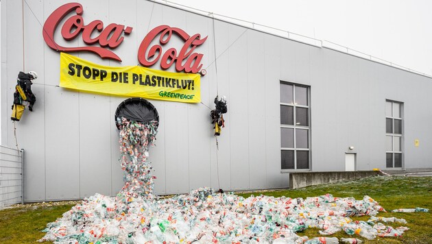 Greenpeace hat Dienstagvormittag im Coca-Cola-Abfallwerk im burgenländischen Edelstal gegen den Einsatz von Wegwerfplastik protestiert. (Bild: APA/GREENPEACE/MITJA KOBAL)