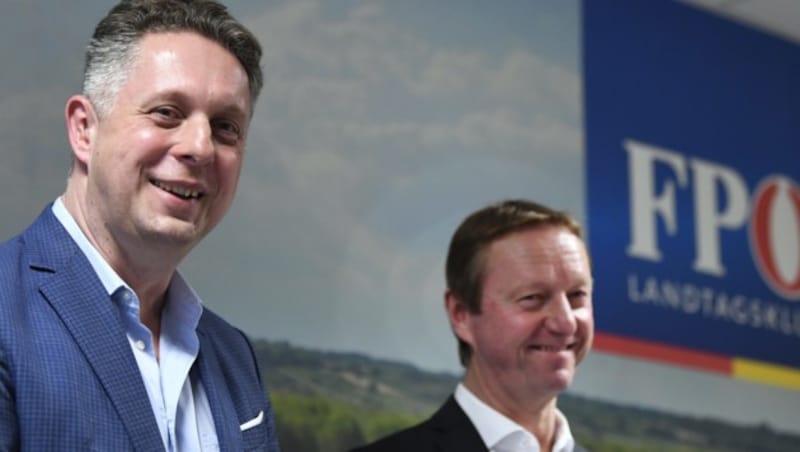 Alexander Petschnig und Johann Tschürtz (FPÖ) am Dienstag auf einer Pressekonferenz (Bild: APA/ROBERT JAEGER)