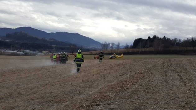 Der Verletzte wurde mit dem Hubschrauber C11 ins UKH geflogen. (Bild: FF Obermühlbach-Schaumboden)
