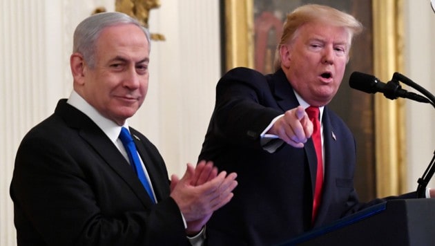 „Es ist eine Win-Win-Situation für beide Völker“, betonte US-Präsident Donald Trump und erntete dafür Applaus von Premier Benjamin Netanyahu. (Bild: AP)