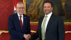 Bundespräsident Alexander Van der Bellen beim Shakehands mit Arnold Schwarzenegger (Bild: APA/HERBERT PFARRHOFER)