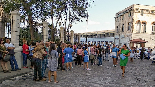 Auch in der kubanischen Hauptstadt Havanna war das Beben deutlich zu spüren, viele Menschen liefen zur Sicherheit auf die Straßen. (Bild: APA/AFP/Adalberto Roque)