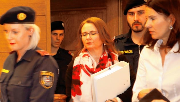 Margit T. vor Gericht - neben ihr Staatsanwältin Dumpelnik. (Bild: Uta Rojsek-Wiedergut)