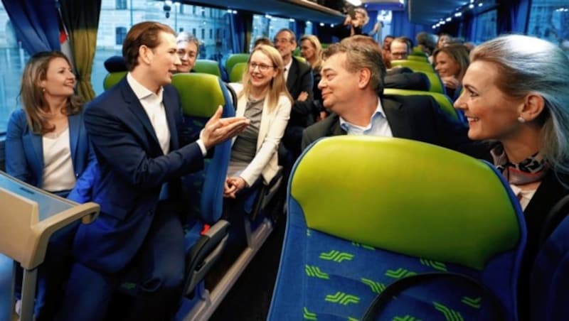 Eine Busfahrt, die ist lustig - zumindest sieht es auf diesem Bild so aus. Kanzler Kurz und Regierung auf dem Weg nach Krems. (Bild: BKA/ Dragan Tatic)