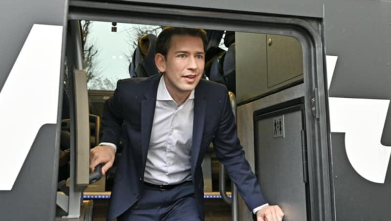 Kanzler Kurz im Bus nach Krems (Bild: APA/HANS PUNZ)