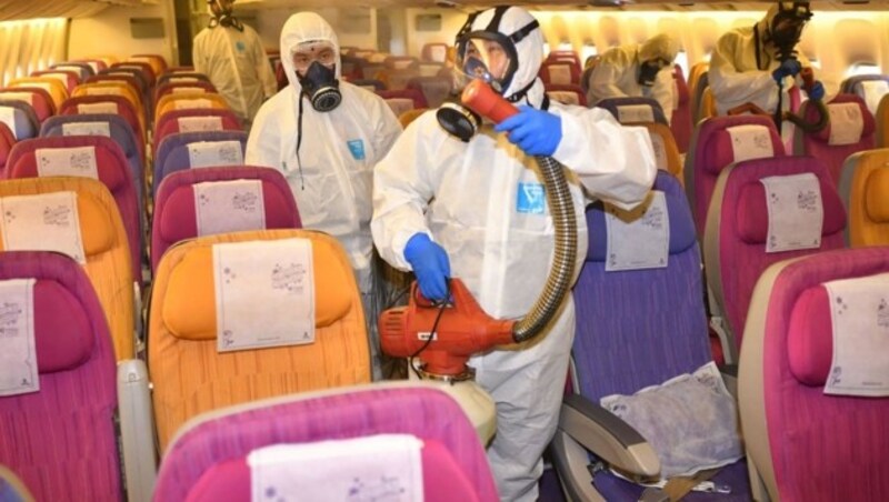 Die Desinfektion von Flugzeugen soll das Virus in China eindämmen. (Bild: AFP)
