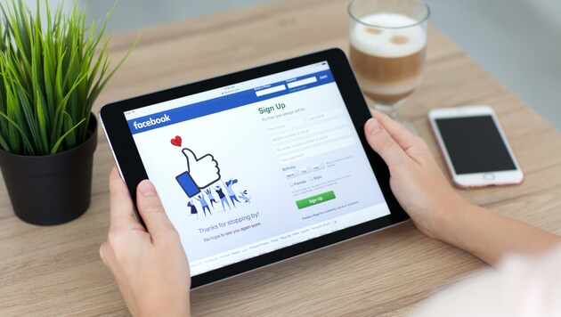 Die gefälschten Werbungen werden z. B. auch auf Facebook geschaltet. (Bild: ©Denys Prykhodov - stock.adobe.com)