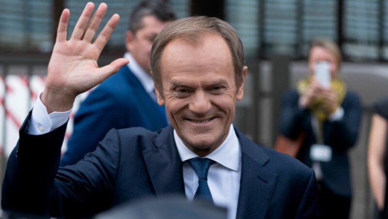 EVP-Chef Donald Tusk gehört zu einen der größten Kritikern Orbans. Aber ohne entsprechende Mehrheit bleiben ihm die Hände gebunden. (Bild: APA/AFP/Kenzo TRIBOUILLARD)