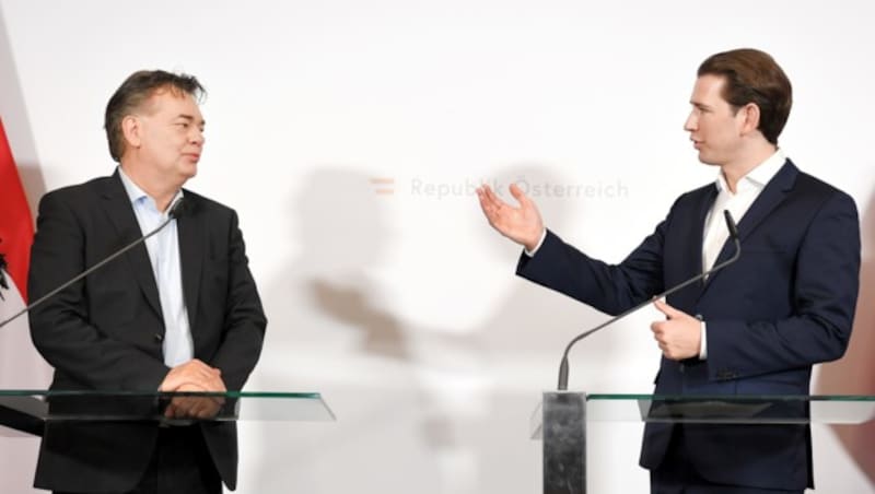 Vizekanzler Werner Kogler und Bundeskanzler Sebastian Kurz (Bild: APA/ROLAND SCHLAGER)