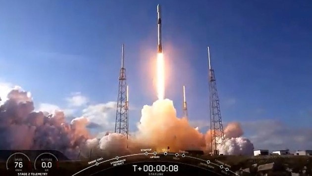 Start einer „Falcon 9“-Rakete mit 60 Starlink-Minisatelliten an Bord (Bild: AFP/NASA TV)