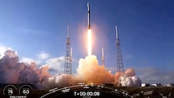 Start einer „Falcon 9“-Rakete mit 60 Starlink-Minisatelliten an Bord (Bild: AFP/NASA TV)