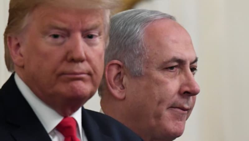 Ein Zerwürfnis mit den USA aufgrund vollmundiger Behauptungen ihres Ex-Präsidenten wäre für Netanyahu (re.) die nächste Hiobsbotschaft. (Bild: AP)