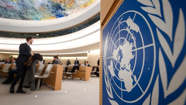 Der Sitzungssaal im UNO-Hauptquartier in Genf (Bild: APA/AFP/Fabrice COFFRINI)