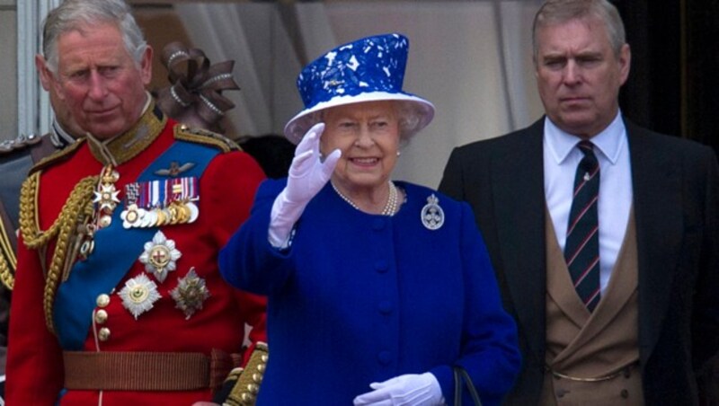 Prinz Charles und Prinz Andrew mit Queen Elizabeth (Bild: AFP)