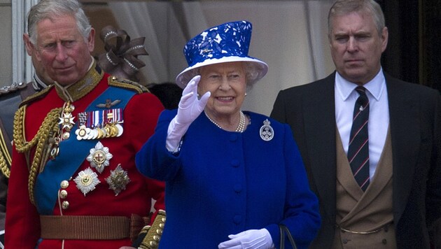 Prinz Charles und Prinz Andrew mit Queen Elizabeth (Bild: AFP)