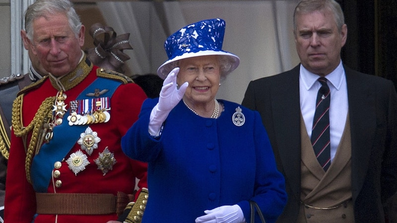 Prinz Charles und Prinz Andrew mit Queen Elizabeth. Andrew galt lange Zeit als Lieblingssohn der Queen. (Bild: AFP)