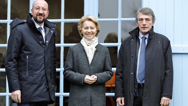 Ratspräsident Charles Michel, Kommissionspräsidentin Ursula von der Leyen und Parlamentspräsident David Sassoli (v. li.) richten sich in einer persönlichen Botschaft an die „Krone“-Leser. (Bild: APA/AFP/THOMAS SAMSON)