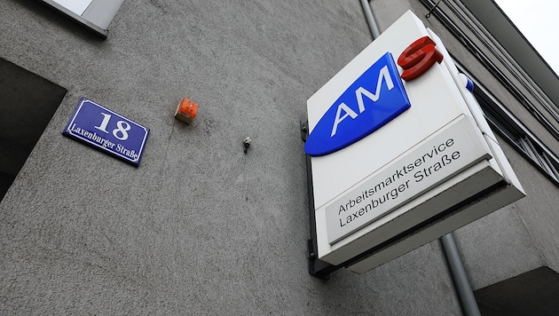 Vor dieser AMS-Filiale in Wien-Favoriten passierte der Übergriff. (Bild: Martin Jöchl)