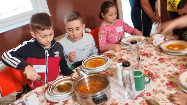 Warmes Essen und vor allem viel Herzenswärme für die Sozial-Waisen im von Mihaela C. geleiteten Caritas-Heim (Bild: Matzl Christoph)