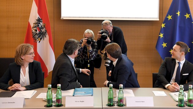 Von vorne, von hinten oder auch von der Seite: Bei der Regierungsklausur in Krems wurden sehr viele Fotos gemacht (Bild: APA/ROLAND SCHLAGER)