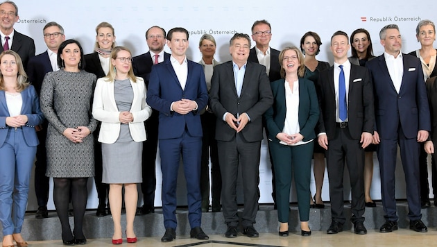 „Familienfoto“ der Regierungsklausur am 30.1.2020 - damals noch ohne Abstand (Bild: APA/Roland Schlager)