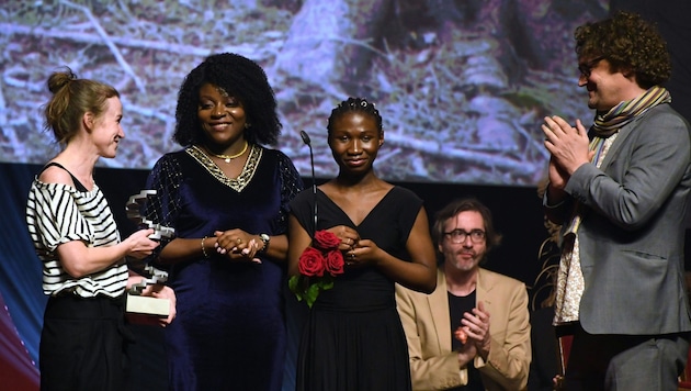 Die Produzenten Sabine Moser (li.) und Oliver Neumann (re.) freuten sich mit den Schauspielerinnen Joy Anwulika Alphonsus (2.v.li.) und Precious Mariam Sanusi über die Preise für den Film „Joy“. (Bild: APA/HERBERT PFARRHOFER)