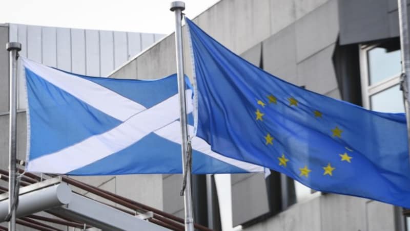 Schottland hat sich dazu entschlossen, auch nach dem Brexit am Freitag die Flagge der EU vor dem Parlament in Edinburgh wehen zu lassen. (Bild: AFP)