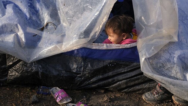 ProAsyl prangert die „unbeschreiblichen Zustände“ im Flüchtlingslager auf Lesbos an. (Bild: AP)