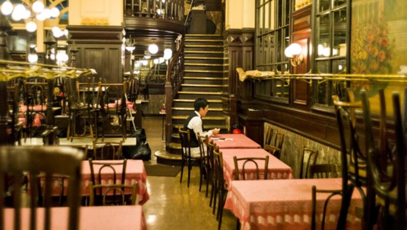 Nicht nur die Gäste, auch die Angestellten in Frankreichs Cafés müssen sich künftig mit weniger Papierkram herumschlagen. (Bild: AFP PHOTO/FRED DUFOUR)