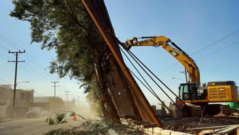 Starker Wind hatte den Teil der Grenzmauer umgeblasen. (Bild: AFP)