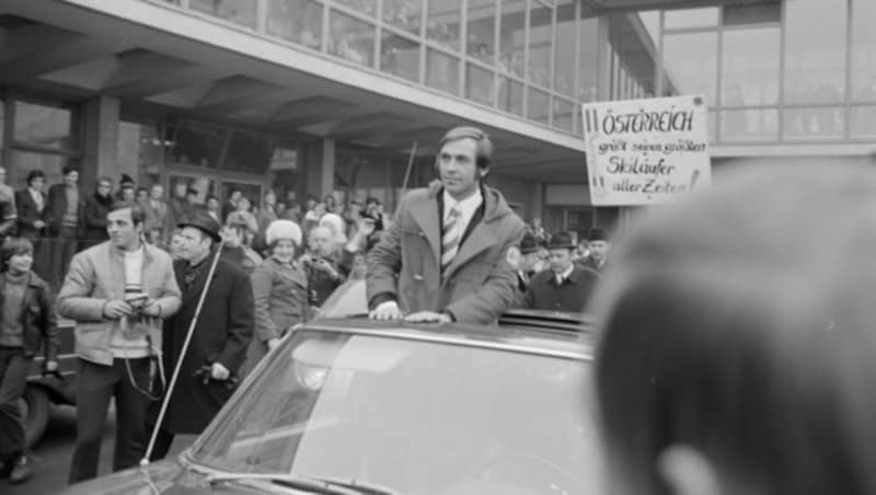 Karl Schranz wird nach dessen Rückkehr von den Olympischen Spielen in Sapporo am 8. Februar 1972 in Wien empfangen. (Bild: ÖNB)