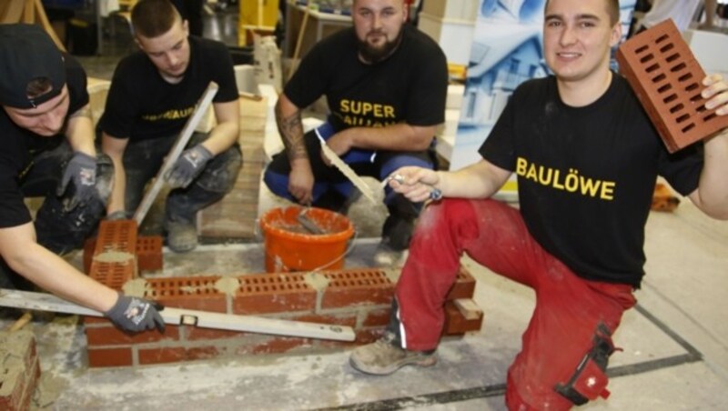 Manuel, Stefan, Mathias und Raphael lassen bis Samstag eine Mauer entstehen. (Bild: Rojsek-Wiedergut Uta)