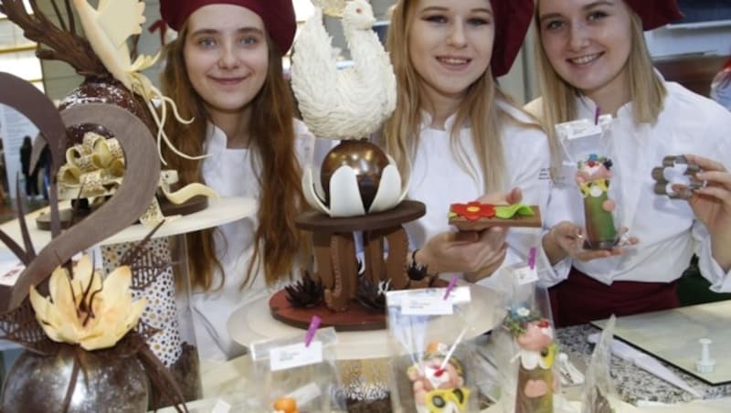 Beim Stand der Konditoren zaubern Janette, Nicole und Sabrina Figuren aus Marzipan. (Bild: Rojsek-Wiedergut Uta)