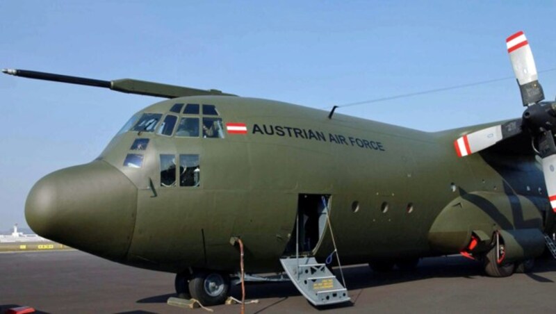 Die viermotorige Transportmaschine C-130 Hercules der Luftstreitkräfte des Bundesheeres holt die Österreicher aus Frankreich ab. (Bild: APA/Bundesheer/Pusch)