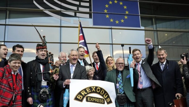 Volksfeststimmung vor dem EU-Parlament (Bild: APA/AFP/KENZO TRIBOUILLARD)