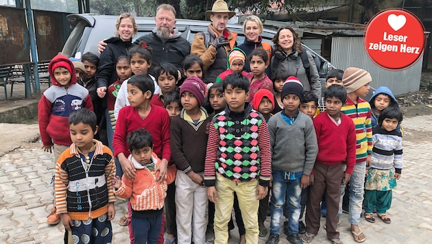 Stefan Palffy und Michael Kors bei den Kindern in Indien (Bild: Foto/Repro: Kors/Holitzky)