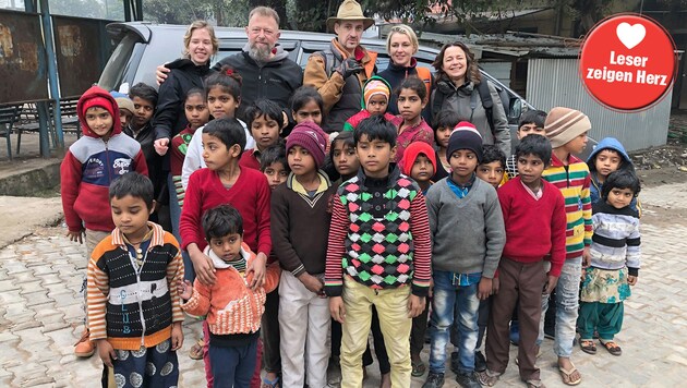Stefan Palffy und Michael Kors bei den Kindern in Indien (Bild: Foto/Repro: Kors/Holitzky)