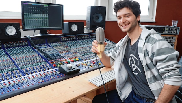 Aaron Karl bei der Arbeit an seinem ersten Album in den „L.Sound“-Studios in Wien-Brigittenau - am Montag ist er als Wettermann Lukas in „Walking on Sunshine“ (20.15 Uhr, ORF 1) im Serieneinsatz. (Bild: zwefo)