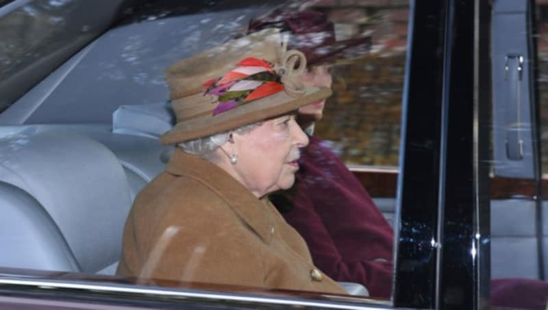 Königin Elizabeth II. auf ihrem Anwesen in Sandringham (Bild: AP)