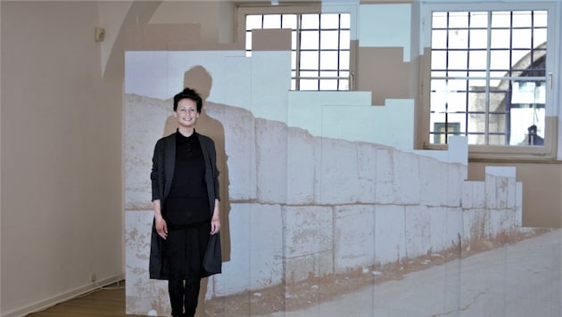 Auf der Mauer, auf der Lauer liegt ... eine andere Mauer. Sira-Zoé Schmid vor ihrem Werk (Bild: Christoph Laible)