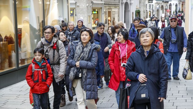 Viele Chinesen packen Atemmasken in ihren Reisekoffer (Bild: Tschepp Markus)