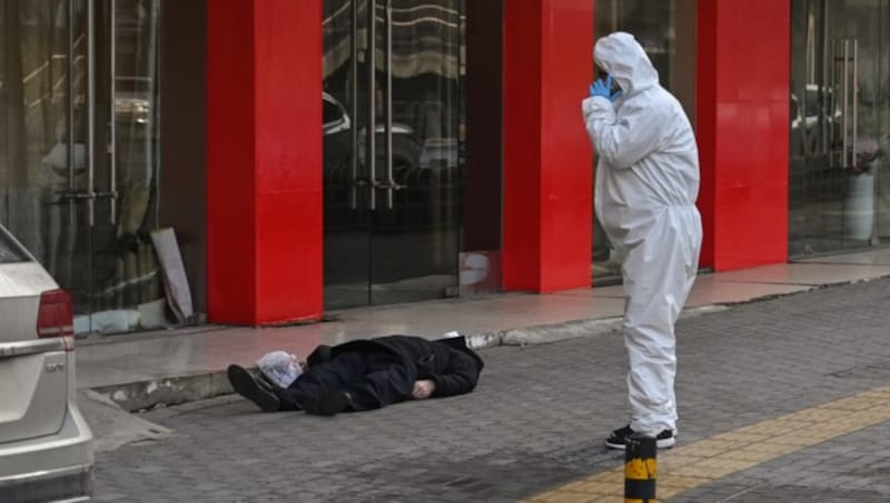 Solche und ähnliche Bilder von Leichen in Wuhan, die mutmaßlich am Coronavirus gestorben sind, verbreiten sich seit Tagen wie Lauffeuer in den sozialen Medien. (Bild: APA/AFP/Hector RETAMAL)