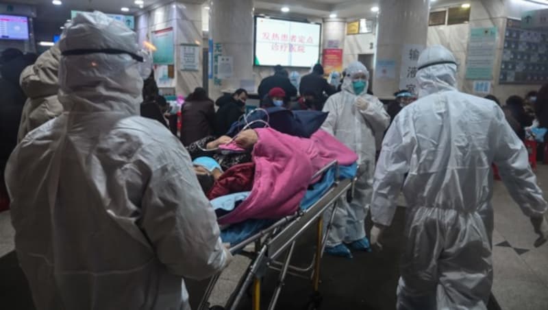 Ende Jänner: Die Krankenhäuser in Wuhan waren heillos überfordert angesichts der großen Zahl von Infizierten bzw. Verdachtsfällen. (Bild: APA/AFP/Hector Retamal)