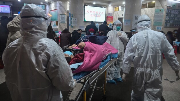 Ende Jänner: Die Krankenhäuser in Wuhan waren heillos überfordert angesichts der großen Zahl von Infizierten bzw. Verdachtsfällen. (Bild: APA/AFP/Hector Retamal)
